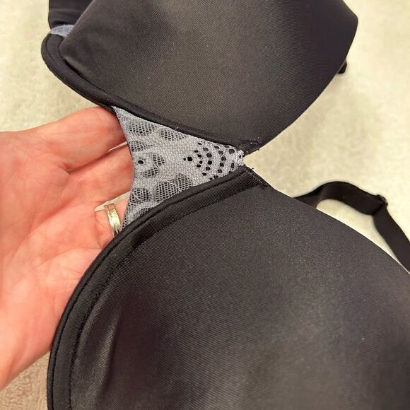Vanity Fair 40C black with silver trim lightly lined bra 2 hook close - Picture 5 of 5